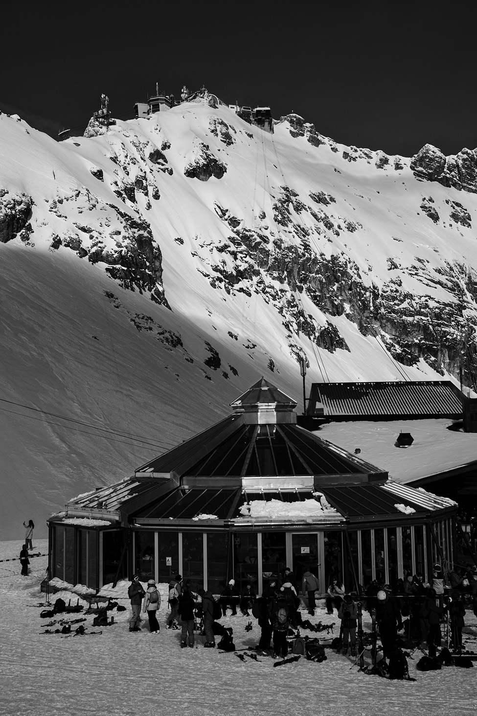 verglaßte Skihütte mit Berg im Hintergrund 