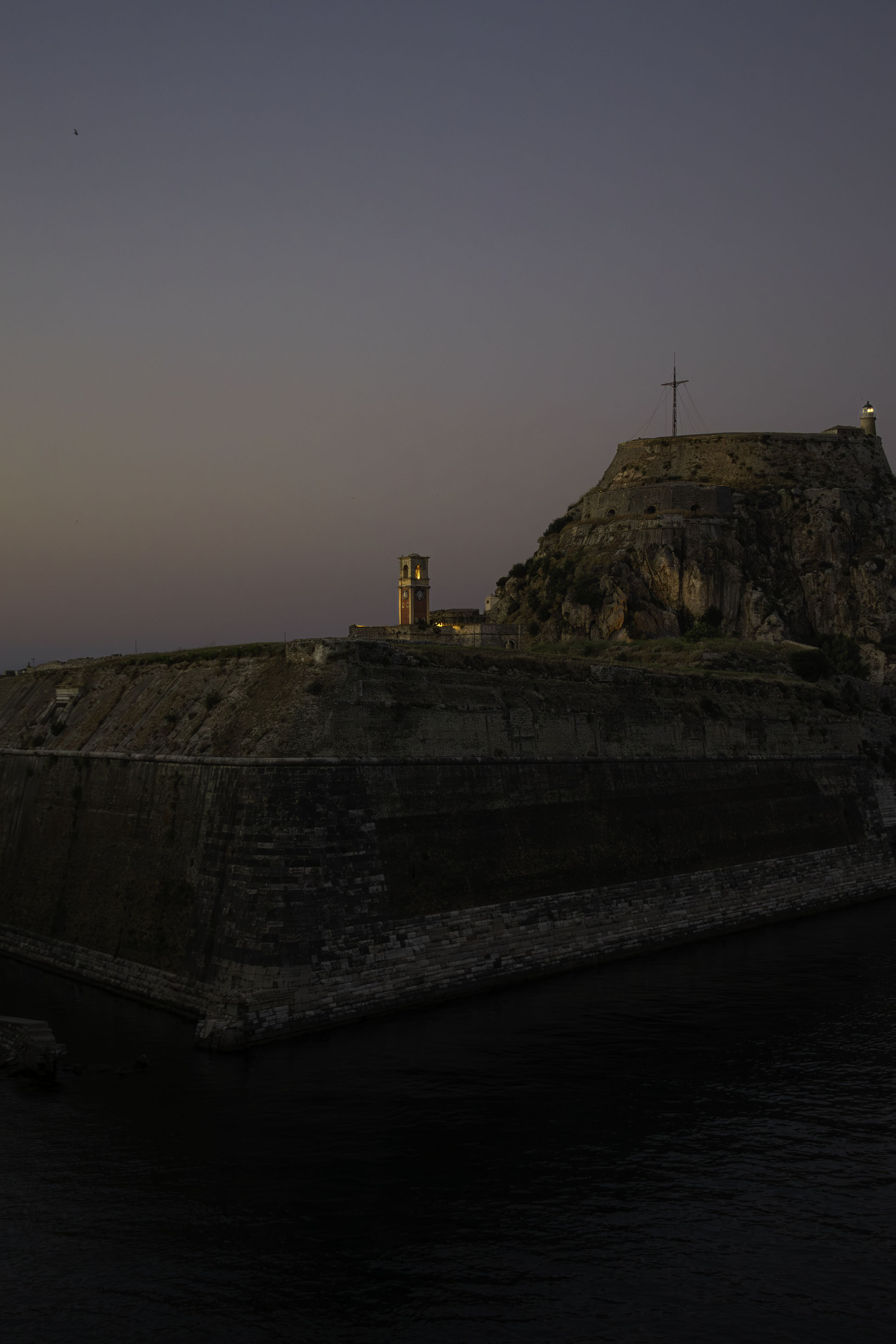 Kirche auf einem kleinen Berg am Meer
